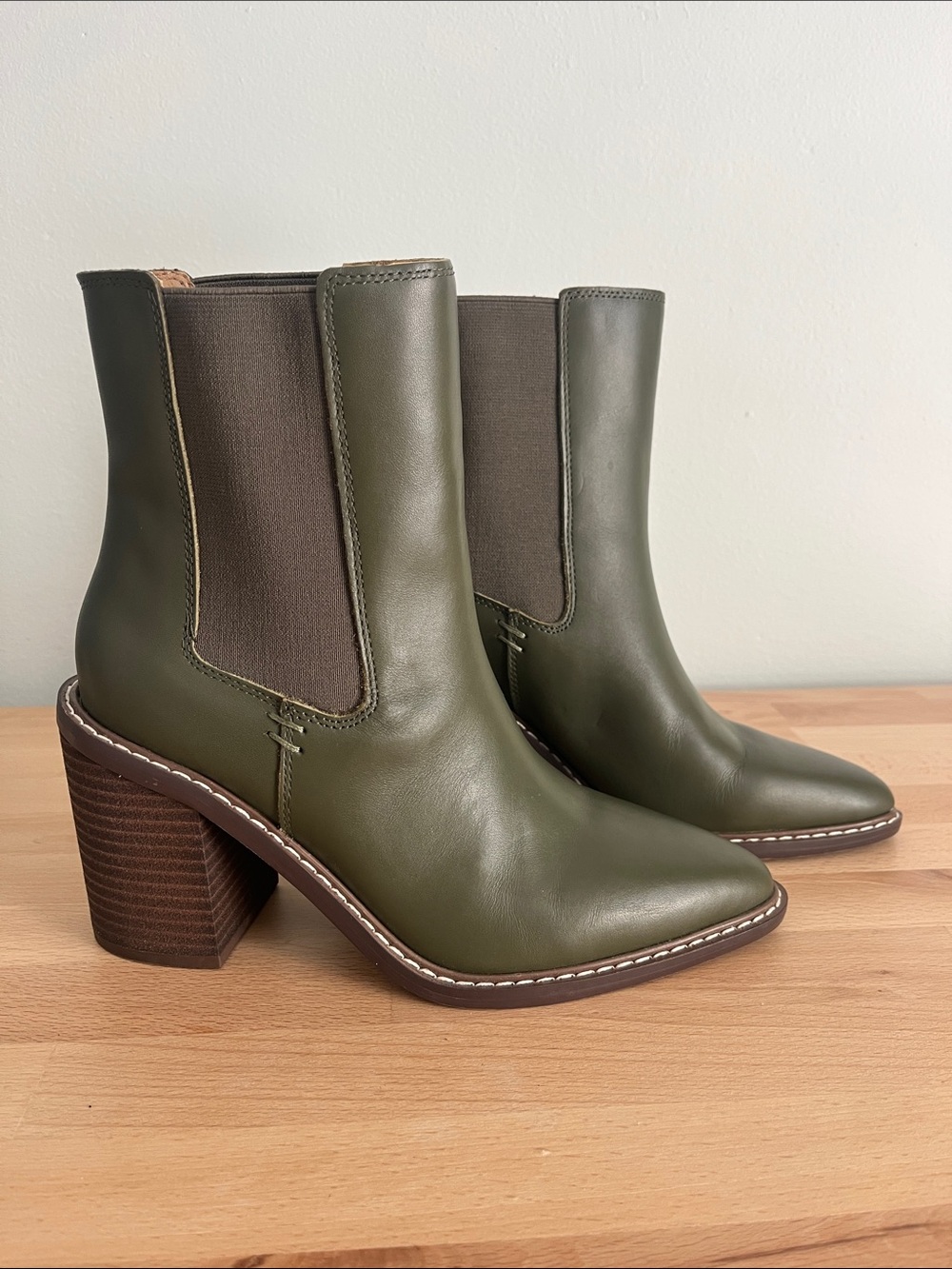Crown Vintage Boots Green Size 7 Heels Booties EUC Dark Olive Pointy Toe Leather